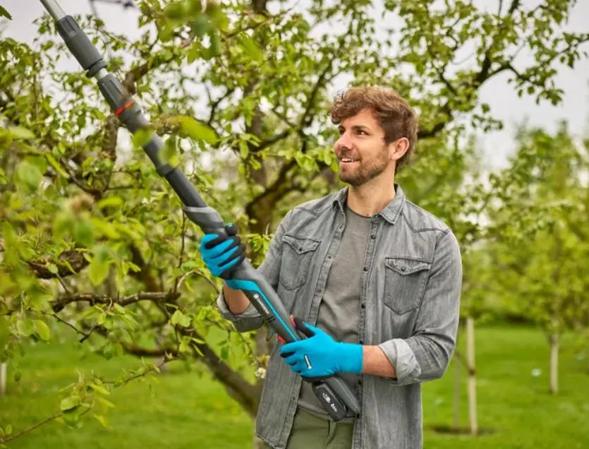 Gardena - troncarami telescopico AKU 18V HighCut 250/18V P4A, 1x batteria 2,0 Ah, caricabatterie 14774-20