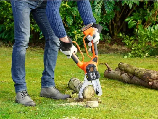 BLACK+DECKER  Potatore a catena a batteria da 18 V, 1 batteria agli ioni di litio da 2,0 Ah, caricabatteria GKC1000L-QW